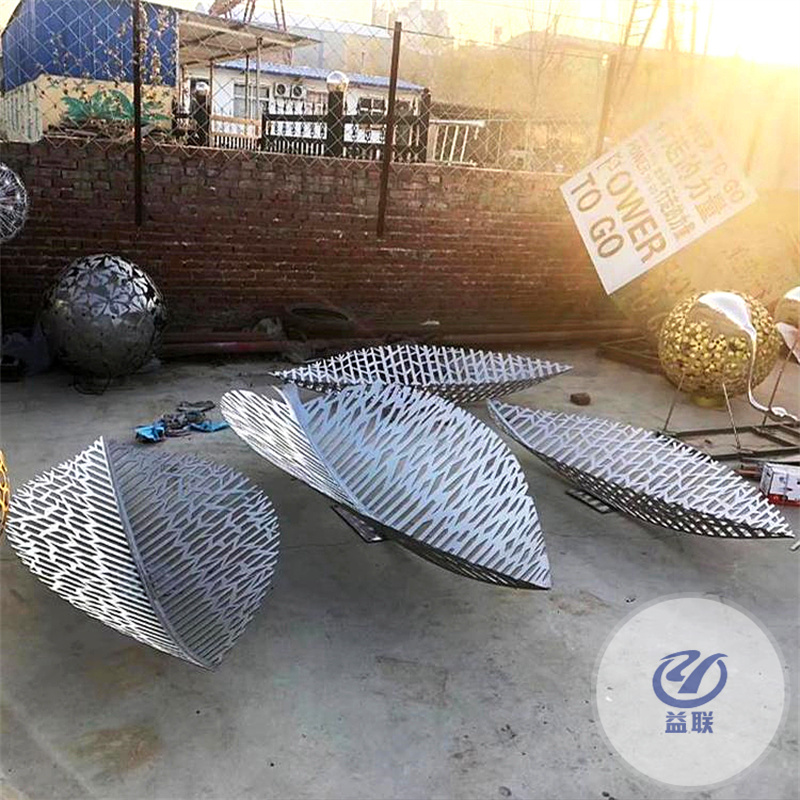 戶外廣場鏡面鯨魚圓環(huán)大型不銹鋼雕塑定制園林鐵藝景觀月亮鏤空球